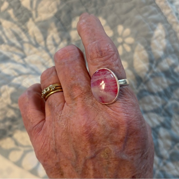 Elegant Silver and Pink Stone Ring - Picture 2 of 6